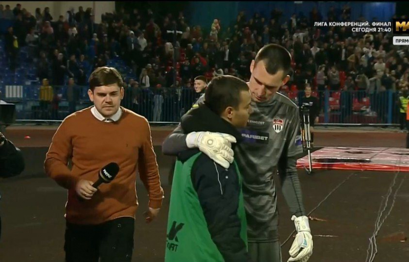 Вратарь «Химок» Лантратов извинился перед болбоем, которого толкнул во время матча