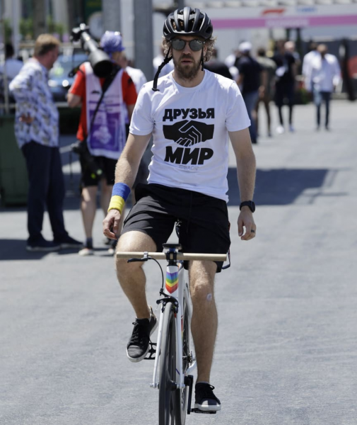 Издание Bild объяснило, что значила футболка Феттеля с надписью на русском языке в Баку